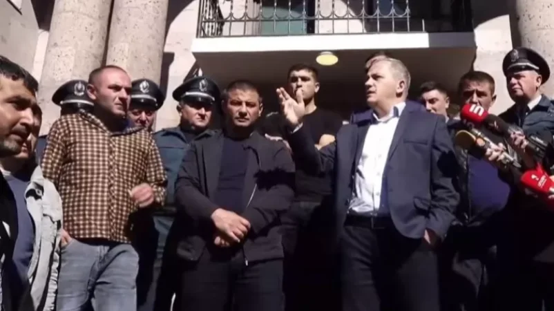 «Ես շատ բան ունեմ ձեզ ասելու, բայց այն մեծ վտանգներ է պարունակում». Շահրամանյանը՝ արցախցիներին