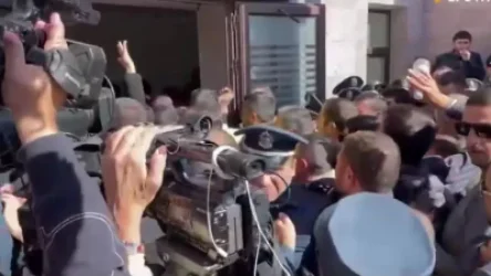 ՏԵՍԱՆՅՈՒԹ. Քաղաքացիները երկրորդ անգամ ներխուժեցին Արցախի ներկայացուցչության շենք