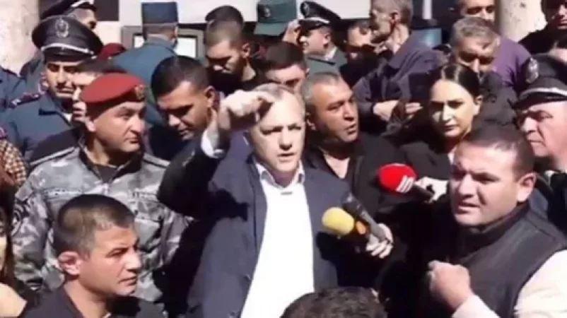 Ո՞վ է դրդել արցախցիներին բողոքի ակցիա կազմակերպել Արցախի ներկայացուցչության դիմաց. armlur