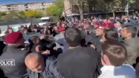 ՏԵՍԱՆՅՈՒԹ. Ինչպես են ցուցարարները ծեծի ենթարկում Արցախի նախագահի աշխատակազմի ղեկավարին