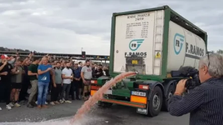 ՏԵՍԱՆՅՈՒԹ. Ինչպես են Ֆրանսիայում ցուցարարներն ասֆալտի վրա լցնում Իսպանիայից ներկրված գինին