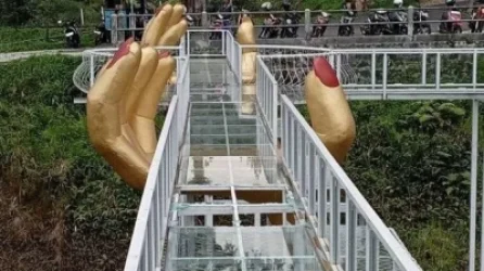 Ինդոնեզիայում փլուզվել է հայտնի ապակե կամուրջը. կան զոհ և տուժած