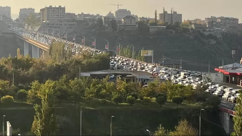 Photos: Davidashen Bridge Heavily Congested; Citizens Raise Concerns