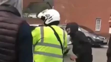 18+ ՏԵՍԱՆՅՈՒԹ․ Ինչպես են Բրիտանիայում ցուցարարները մեկ ոստիկանին հրկիզում, մյուսին՝ ոտքերով հարվածում