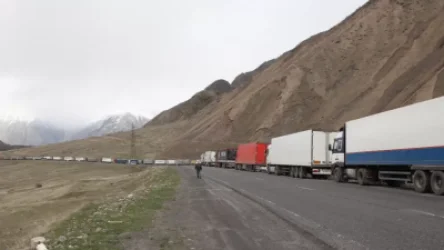 Հայկական անցակետի վատ աշխատանքի արդյունքում 600 բեռնատար չեն կարողանում մուտք գործել Հայաստան․ ահազանգ