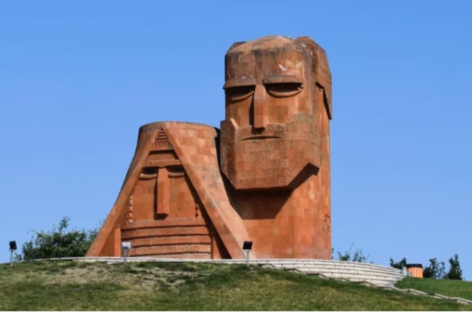 «Տատիկ-պապիկ» հուշարձանը պետք է ապամոնտաժվի. ադրբեջանցի պատգամավոր