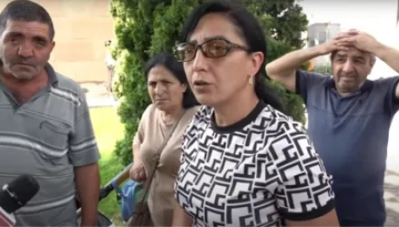 Շենքը քանդվում է, լցված է օձերով ու կարիճներով․ Վարդաշենի հանրակացարանի բնակիչների բողոքի ակցիան