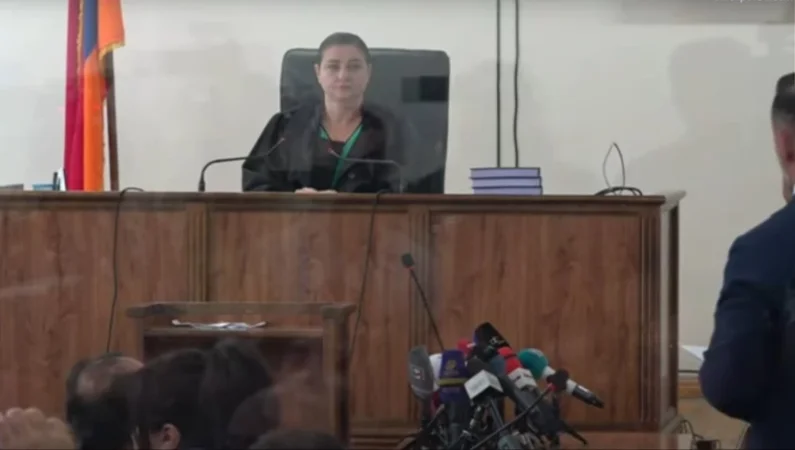 Միքայել սրբազանի փաստաբանը նիստը նախագահող դատավորին բացարկ հայտնեց