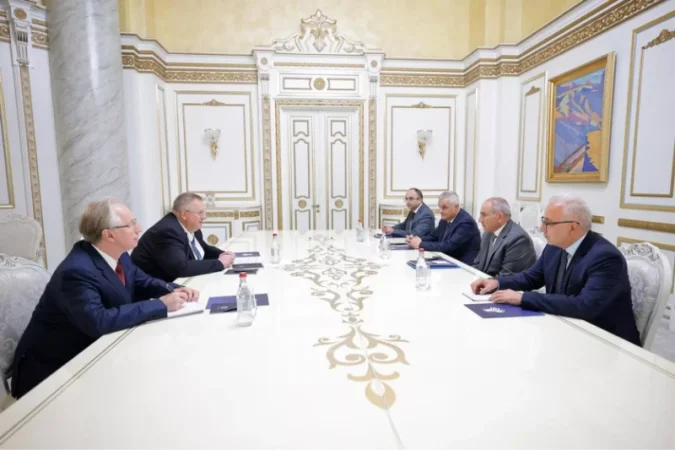 Օվերչուկը ժամանել է Հայաստան, հանդիպել է վարչապետի հետ