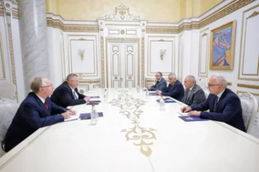 Օվերչուկը ժամանել է Հայաստան, հանդիպել է վարչապետի հետ