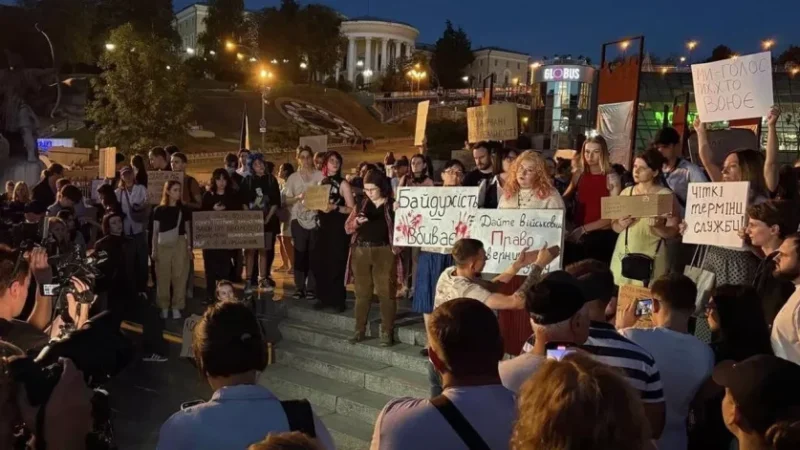 Ուկրաինացիները դուրս են փողոցներ՝ Ուկրաինայի զինված ուժերի որոշման պատճառով