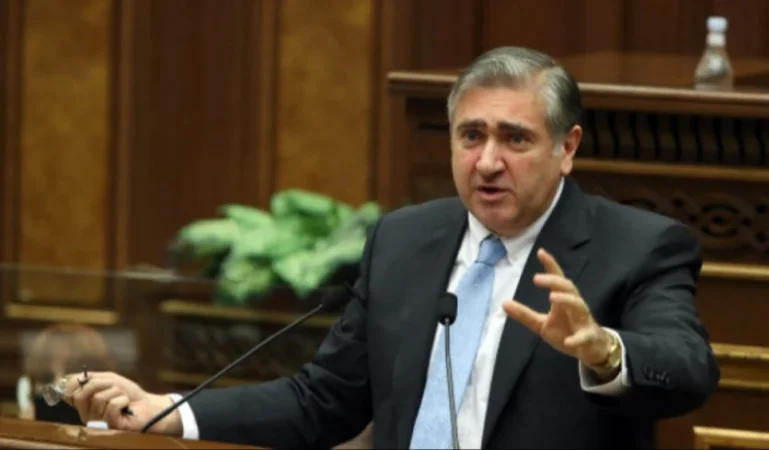 Շնորհակալություն խաղաղության փաստաթուղթը հավի հետ համեմատելու համար, որովհետև հավին են բմբլում. պատգամավոր