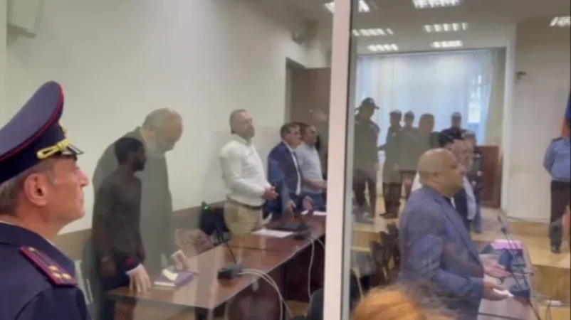 Այս դահլիճում պարոն Գալստանյան չկա․ Բագրատ սրբազանը՝ մեղադրողին