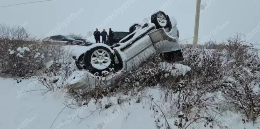 Մերկասառույցի պատճառով մեքենան գլխիվայր հայտնվել է ձորում. կան վիրավորներ