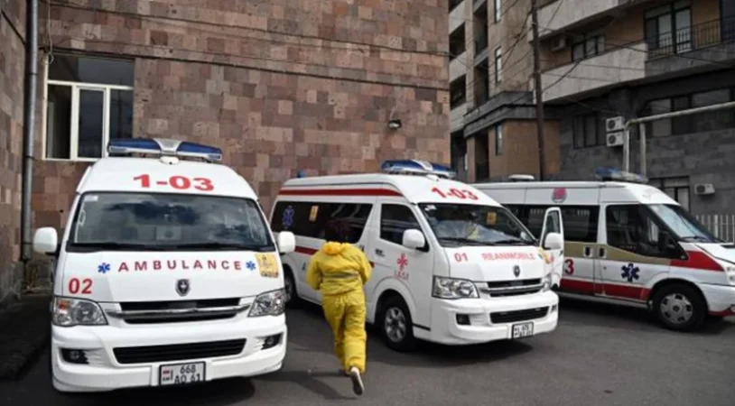 Շտապօգնության աշխատակցի առողջությանը վնաս հասցնելու համար մեղադրանք է ներկայացվել հորը և երկու որդիներին