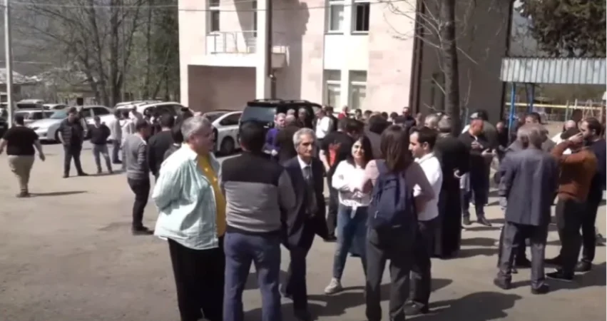 Տավուշի մարզի սահմանամերձ Ոսկեպար համայնքում այս պահին հավաք է տեղի ունենում