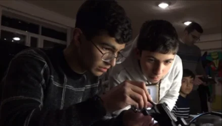 ՏԵՍԱՆՅՈՒԹ․ 16-ամյա Գառնիկ Բադալյանը անօդաչու սարք է նախագծել Սու-27 ինքնաթիռի նմանությամբ