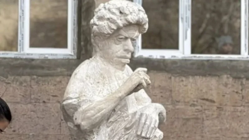 Զանգակատան դպրոցի բակից կհեռացվի Լևոն Թոքմաջյանի ստեղծած Պարույր Սևակի քանդակը. մանրամասներ