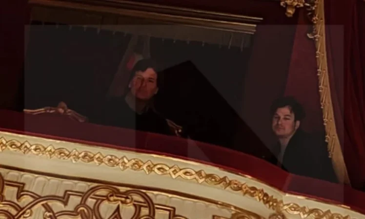 Սկանդալային հաղորդավար Թակեր Կարլսոնին նկատել են Ռուսաստանի Մեծ թատրոնում (Большой театр)