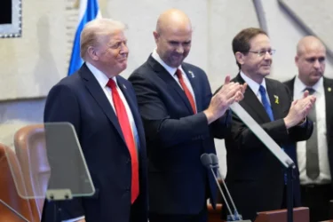 Թրամփի ելույթի ժամանակ 2 պատգամավոր ընդհատել է ելույթը՝ «ցեղասպանություն» գրությամբ ցուցանակ բարձրացնելով