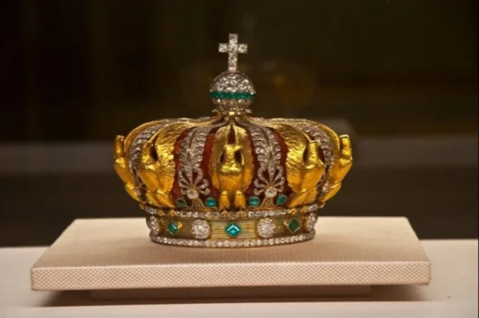 Լուվրում կողոպուտից հետո հայտնաբերվել է Նապոլեոն III-ի կնոջ կոտրված թագը