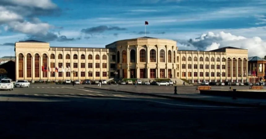 Դիմակավորված հատուկ ջոկատայինները մտել են Գյումրիի համայնքապետարան