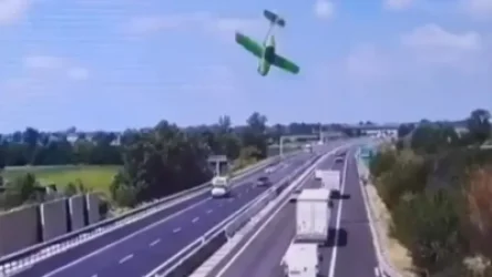 Իտալիայում ինքնաթիռն ընկել է ճանապարհով երթևեկող ավտոմեքենաների վրա