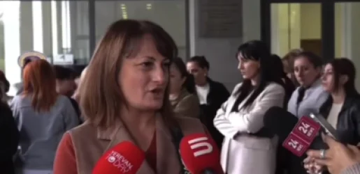 Էջմիածնի թիվ 1 դպրոցի տնօրենին հեռախոսով ազատել են աշխատանքից. բողոքի ակցիա՝  ԿԳՄՍՆ–ի դիմաց