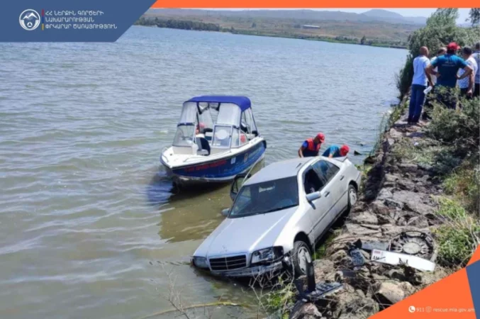 Մեքենան դուրս է եկել ճանապարհի երթևեկելի գոտուց և հայտնվել Սևանա լճում