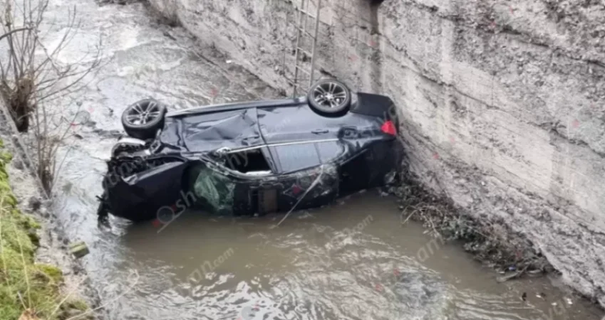 Խոշոր վթար՝ Երևանում․ BMW-ն կոտրել է երկաթե ճաղավանդակներն ու հայտնվել Գետառում․ կան վիրավորներ