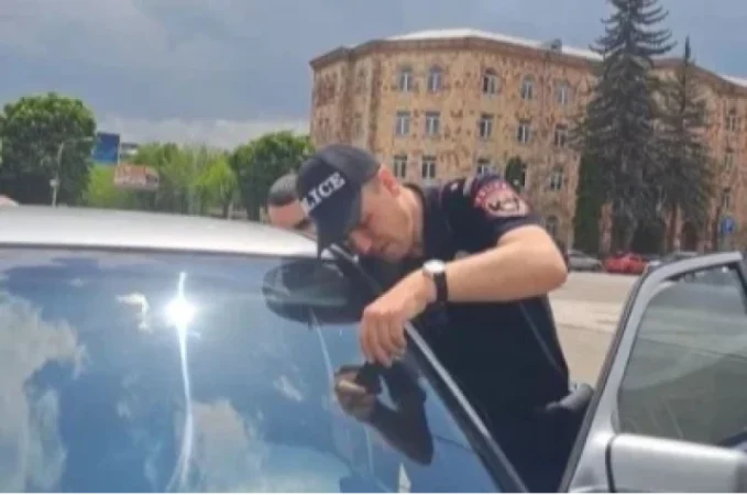 Մգեցված ապակիներով մեքենայի վարորդը շահել է դատը․ օրենքում բացի պատճառով քաղաքացիներին չեն կարող տուգանել. «Ժողովուրդ»