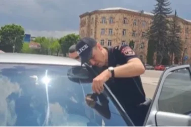 Մգեցված ապակիներով մեքենայի վարորդը շահել է դատը․ օրենքում բացի պատճառով քաղաքացիներին չեն կարող տուգանել. «Ժողովուրդ»
