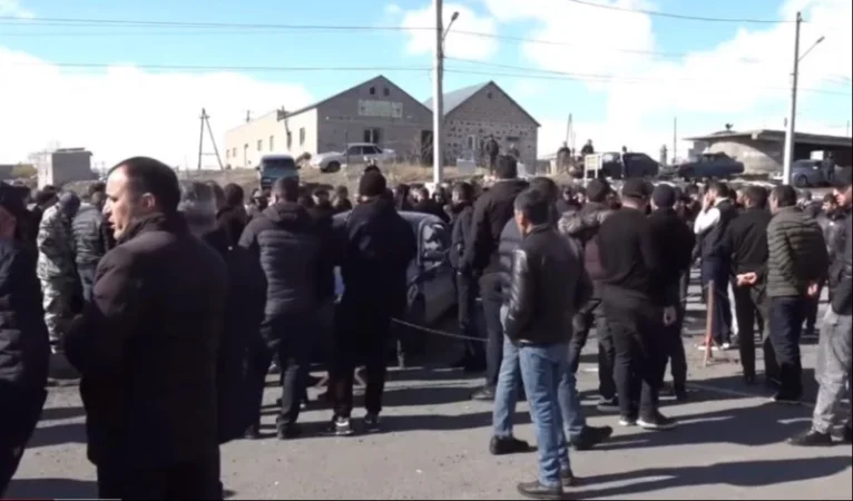 Գեղարքունիքի մարզպետը եկավ ակցիայի մասնակիցների հետ հանդիպման