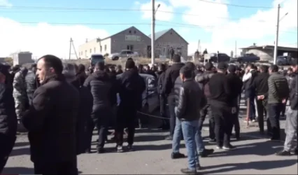 Գեղարքունիքի մարզպետը եկավ ակցիայի մասնակիցների հետ հանդիպման