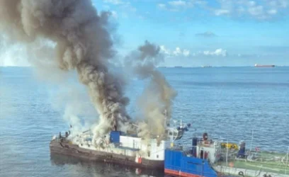 Հրդեհ է բռնկվել Ղրիմի կամրջի մոտ գտնվող քարշակ նավում