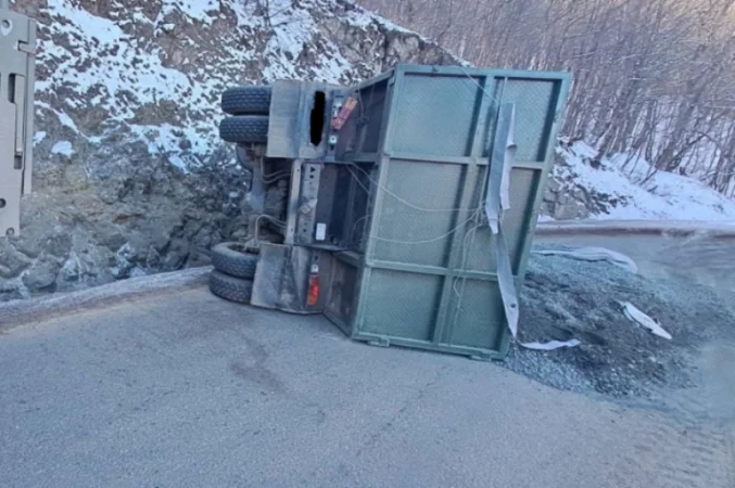 Վերին Խոտանան-Աղվանի ճանապարհին խճաքարով բարձված բեռնատարը շրջվել է