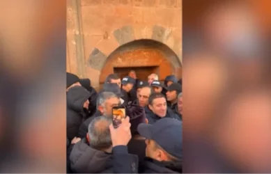 Լարված իրավիճակ՝ Թալինի Սուրբ Աստվածածին եկեղեցում․ ոստիկանները շրջապատել են եկեղեցու մուտքը