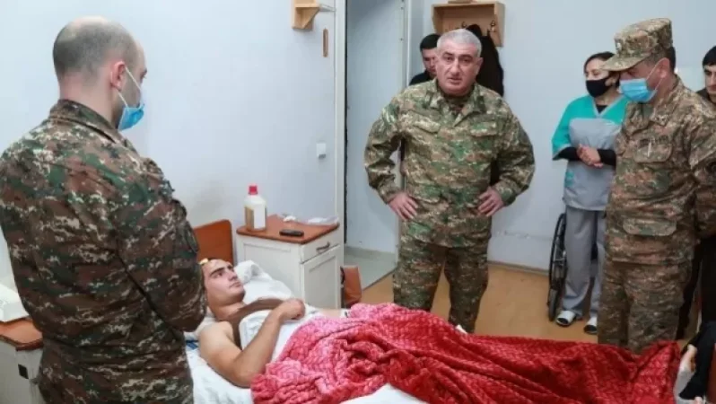 Արցախի ՊԲ հրամանատարն այցելել է հոսպիտալում բուժվող զինծառայողներին