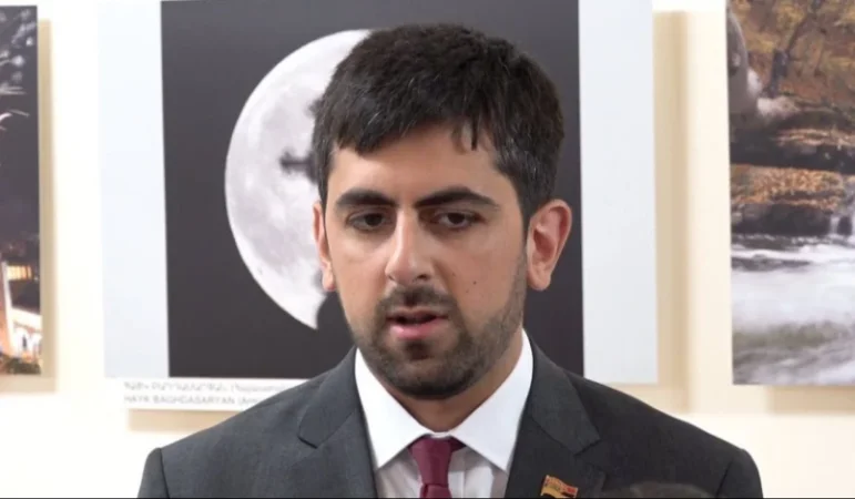 Գիշերը կրակոցներից վնասված մեքենան սպասարկում է ՔՊ-ական պատգամավորներից մեկին