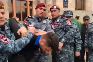 ՏԵՍԱՆՅՈՒԹ․ Քաղաքացին քարով հարվածել է կառավարության շենքի պատուհանին