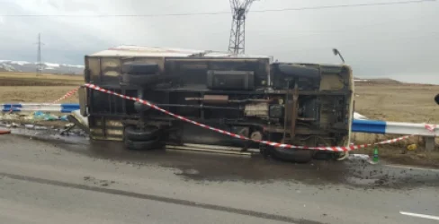 «Mitsubishi» բեռնատարը բախվել է երկաթե արգելապատնեշին և կողաշրջվել․ տուժածներ կան