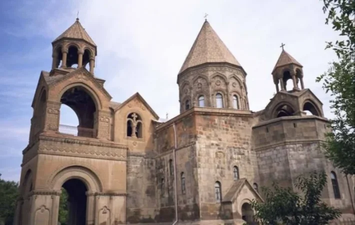 Մայր Աթոռն արձագանքել է վարչապետի և տասը եպիսկոպոսների ստորագրած հայտարարությանը