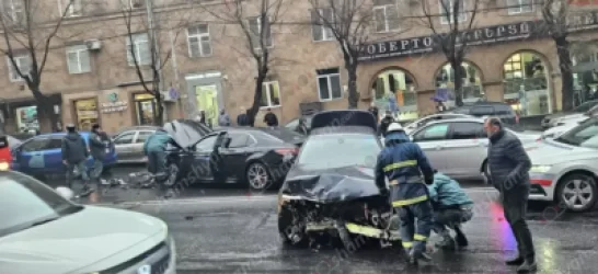 Շղթայական ավտովթար` Կիևյան փողոցում. բախվել են 2 «BMW», 2 «Toyota», «Nissan»-ն ու «Mitsubishi»-ն