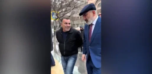 ՏԵՍԱՆՅՈՒԹ. Փաշինյանը Կառավարության դիմացի մայթ գնում է թիկնապահներով շրջապատված