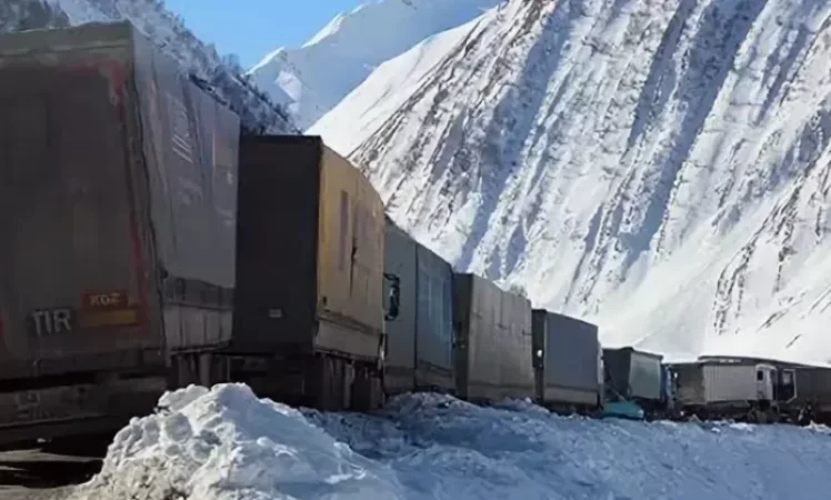 Լարսը փակ է բեռնատարների համար