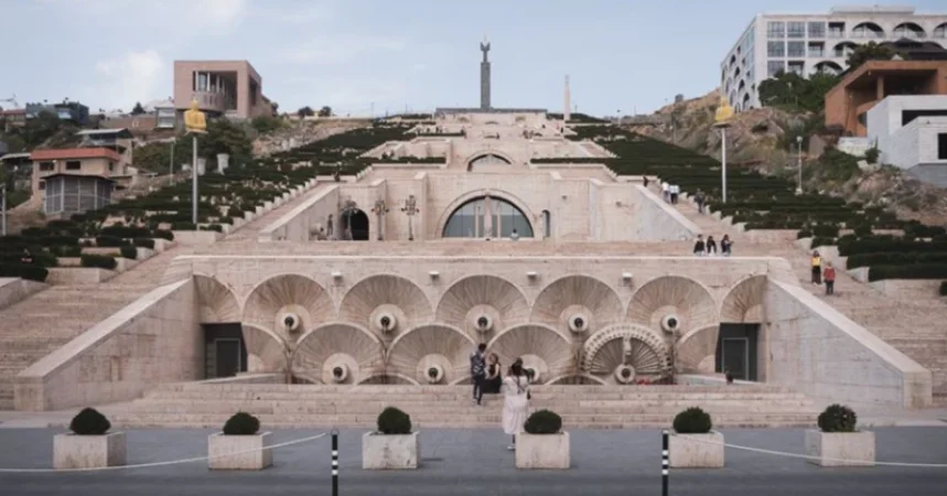 Կասկադի տարածքի մի մասը նվիրաբերվել է քաղաքապետարանին