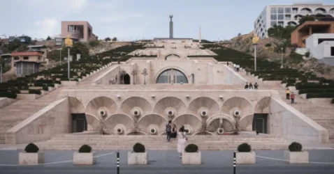 Կասկադի տարածքի մի մասը նվիրաբերվել է քաղաքապետարանին