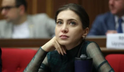 Մենք հիմա պատերի տակ վնգստացողների շենքի դիմաց ենք, և ոչ թե ՀՀ դատական համակարգի որևէ ներկայացուցչի նստավայրում. Աննա Մկրտչյան