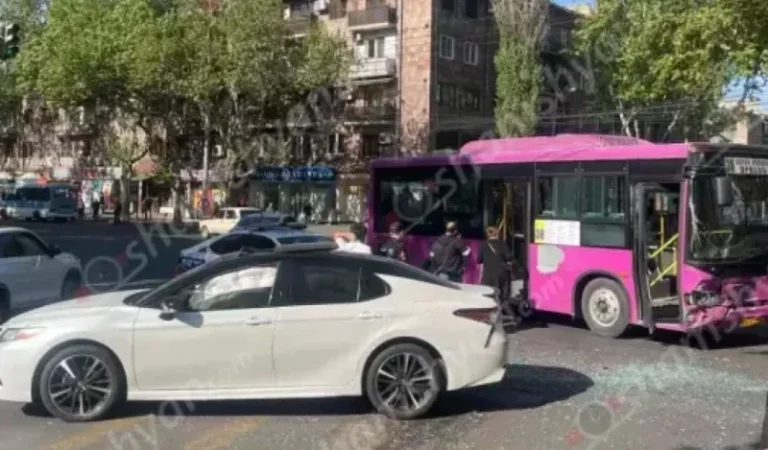 ԼՈՒՍԱՆԿՐԱՆԵՐ․ Բախվել են 38 երթուղու ավտոբուսն ու «Toyota»-ն. կա վիրավոր