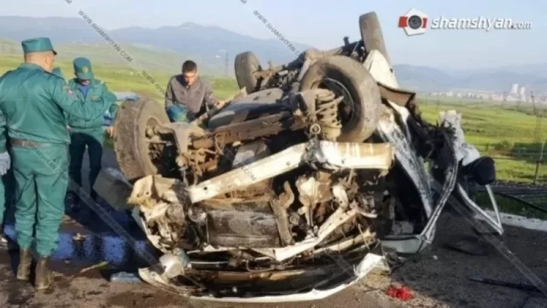 Կոտայքի մարզում Ford Transit-ով բախվել է երկաթբետոնե արգելապատնեշներին և գլխիվայր շրջվել